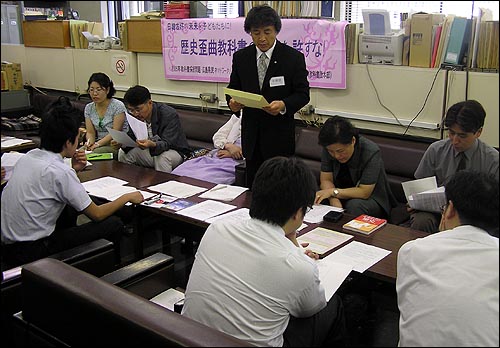 일본 후소샤 왜곡교과서의 불채택을 위한 한국 시민단체의 방일단의 활동이 잇따르고 있다. 사진은 지난달 23일부터 26일까지 히로시마를 방문한 전교조 대구지부와 대구지역 시민사회단체 회원들이 히로시마시청 기자실에서 기자회견을 갖고 있는 모습. 